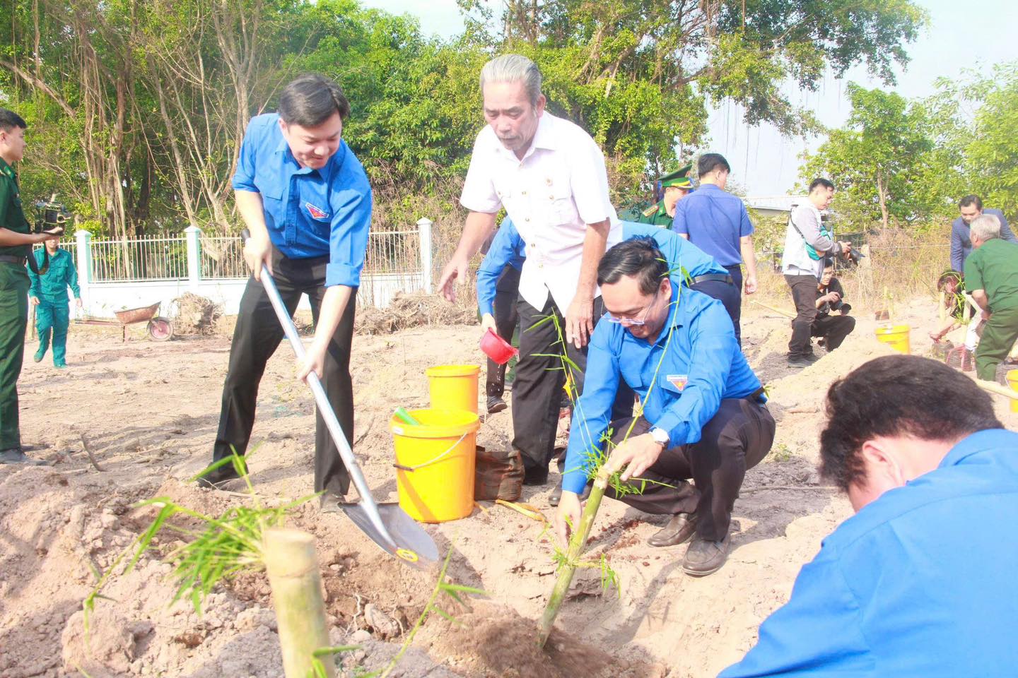 Anh Nguyễn Minh Triết tham gia trồng tre tại khu vực bi&ecirc;n giới tỉnh Đồng Nai (địa phận B&igrave;nh Phước cũ).