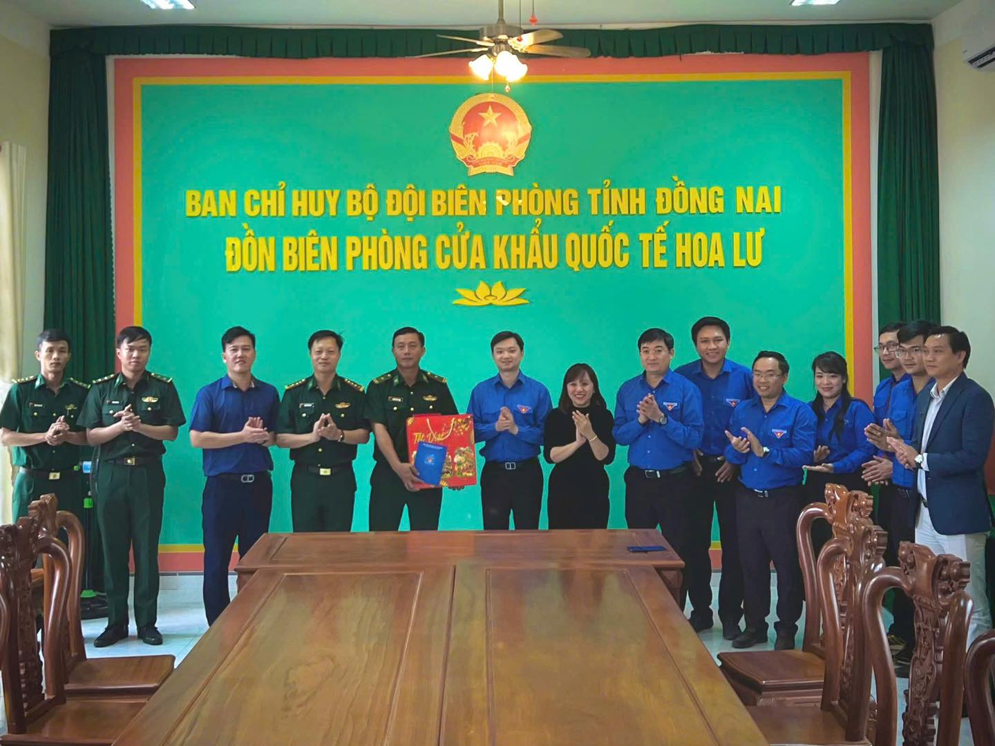 Đo&agrave;n c&ocirc;ng t&aacute;c ch&uacute;c Tết c&aacute;n bộ, chiến sĩ Đồn Bi&ecirc;n ph&ograve;ng Cửa khẩu quốc tế Hoa Lư.