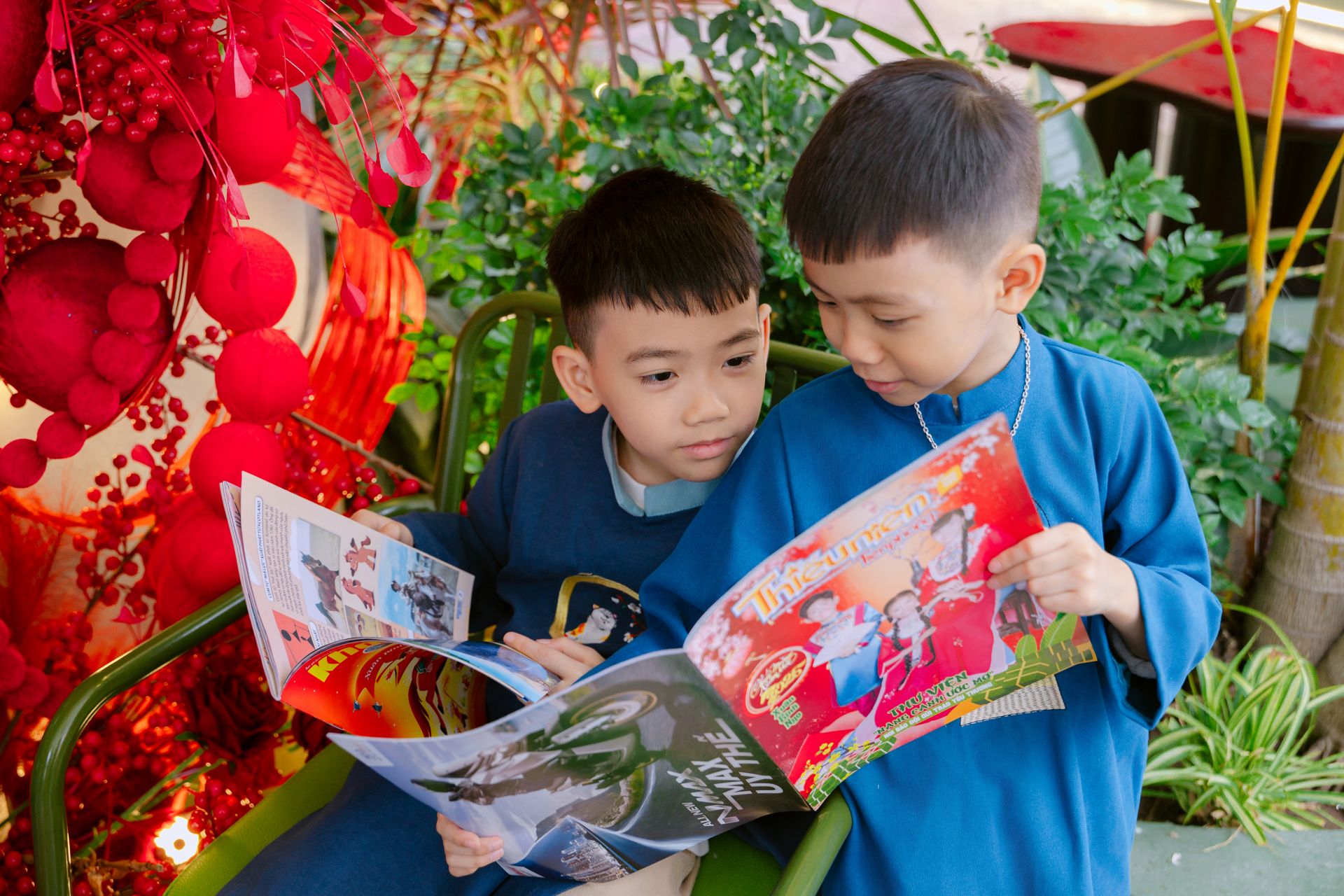 Những khoảnh khắc thật đ&aacute;ng y&ecirc;u của c&aacute;c độc giả nh&iacute; tại gian h&agrave;ng g&acirc;y quỹ của b&aacute;o Đội.