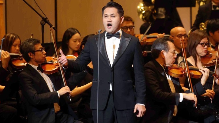 Ca sĩ H&agrave;n Quốc Cho H&ecirc; Ryong thể hiện ca kh&uacute;c &ldquo;Hồ Ch&iacute; Minh đẹp nhất t&ecirc;n Người&rdquo;.