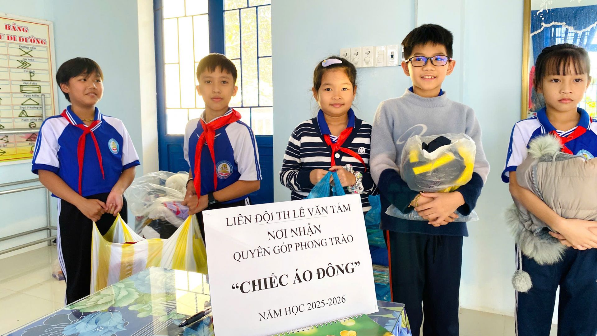 Ấm lòng từ "Chiếc áo mùa Đông"