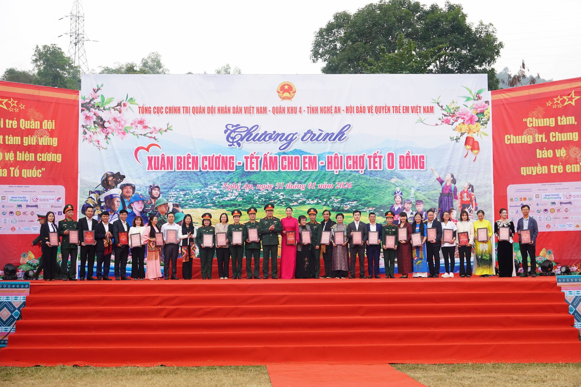 Ban Tổ chức trao Bằng khen cho c&aacute;c nh&agrave; t&agrave;i trợ.