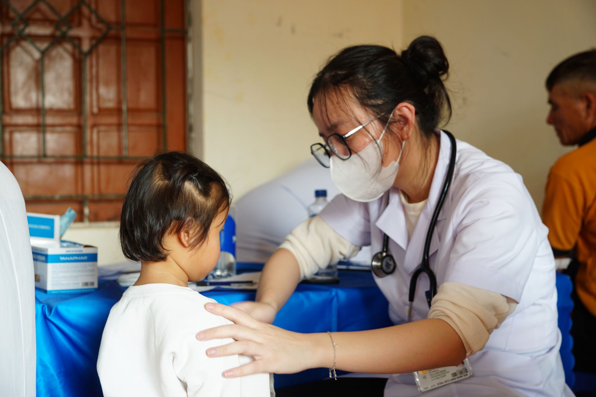 C&aacute;c em thiếu nhi được c&aacute;c b&aacute;c sĩ kh&aacute;m v&agrave; tư vấn sức khỏe.