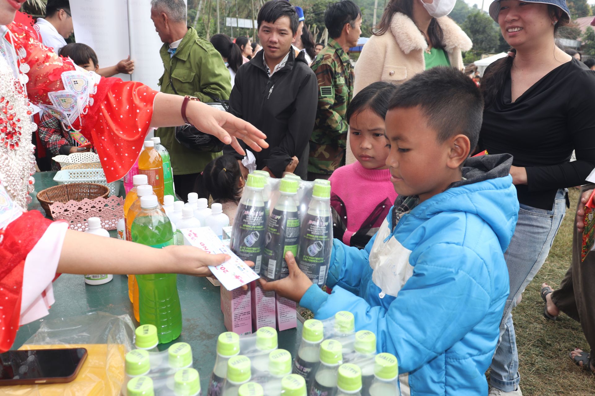 Trao qu&agrave; cho c&aacute;c bạn thiếu nhi tại ng&agrave;y hội.