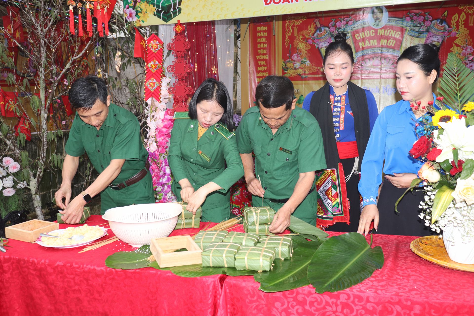 C&aacute;c c&ocirc;, ch&uacute; bộ đội trổ t&agrave;i g&oacute;i b&aacute;nh chưng.