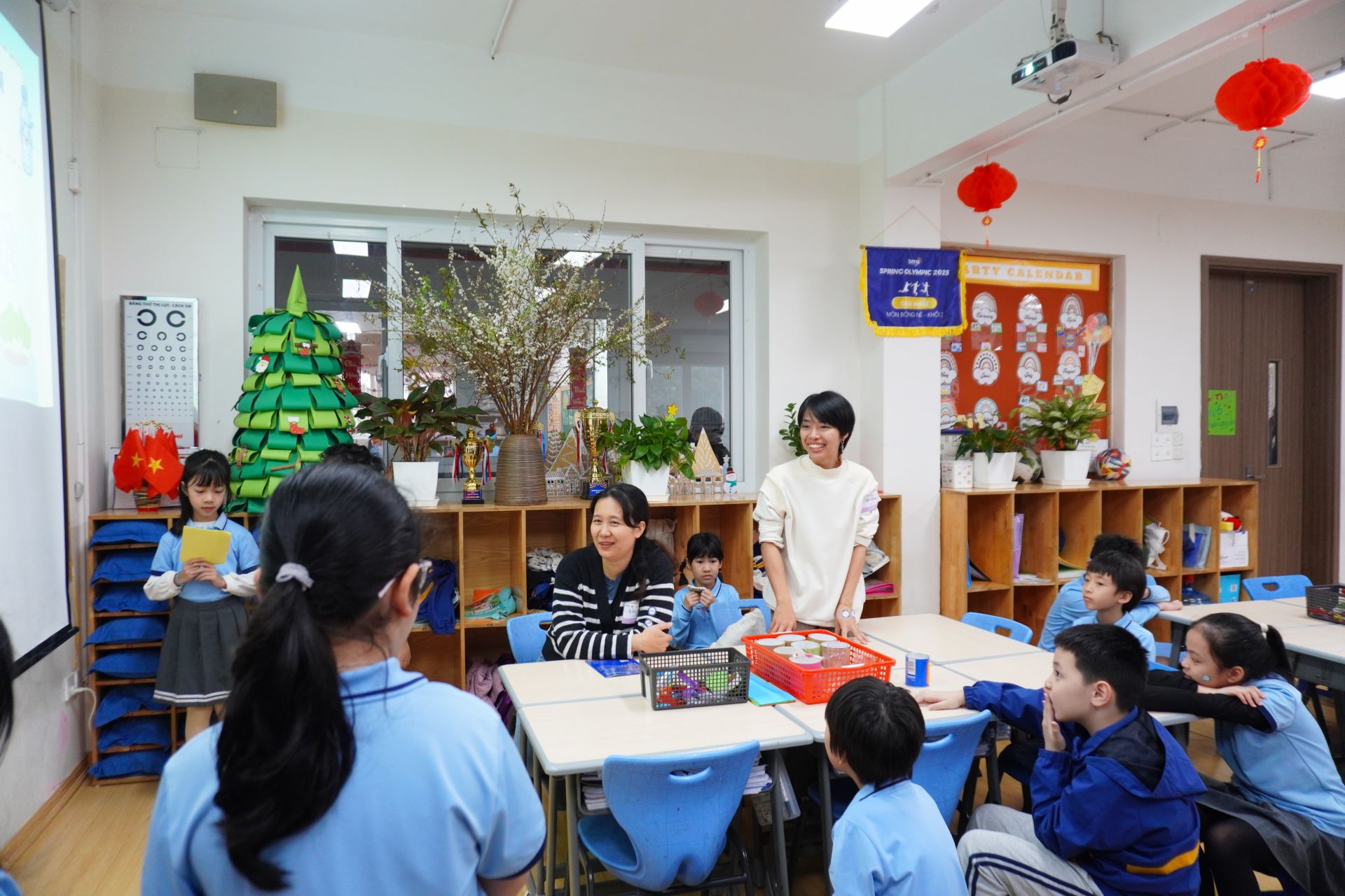 &ldquo;Nh&agrave; l&atilde;nh đạo&rdquo; nh&iacute; tự tin trở th&agrave;nh người hướng dẫn, chia sẻ tại c&aacute;c trạm trải nghiệm.