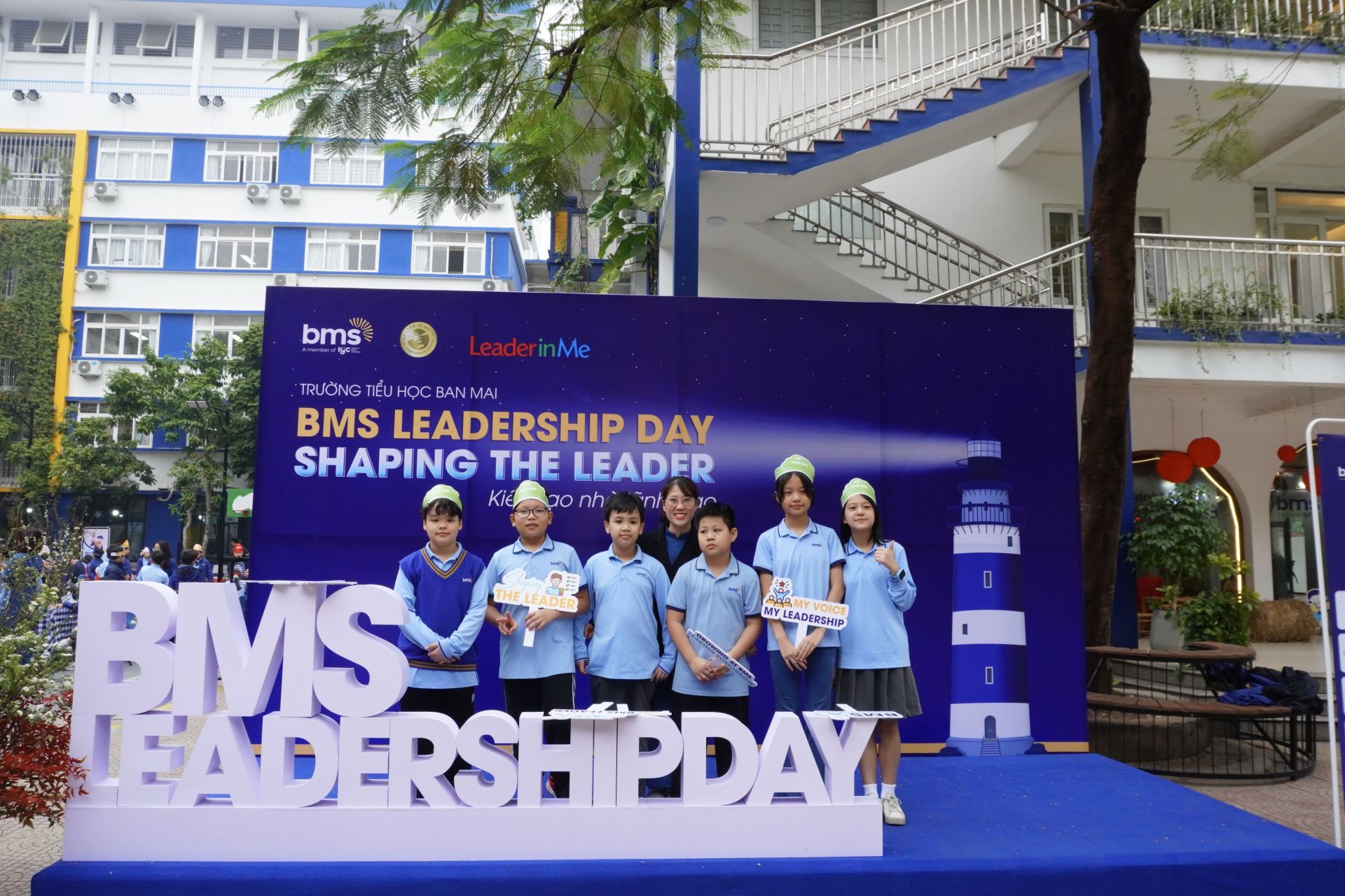 Những h&igrave;nh ảnh ghi lại kỷ niệm đặc biệt của học sinh, thầy c&ocirc; v&agrave; phụ huynh tại chương tr&igrave;nh.