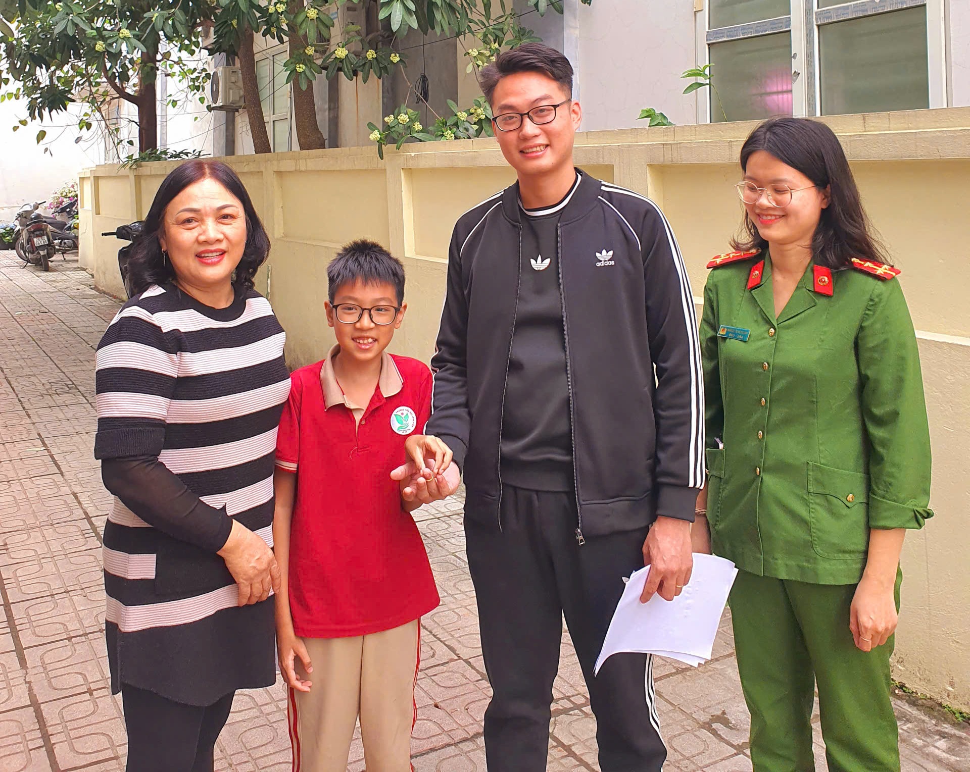 Thi&ecirc;n An c&ugrave;ng c&ocirc; gi&aacute;o trả lại nhẫn v&agrave;ng cho người l&agrave;m thất lạc.