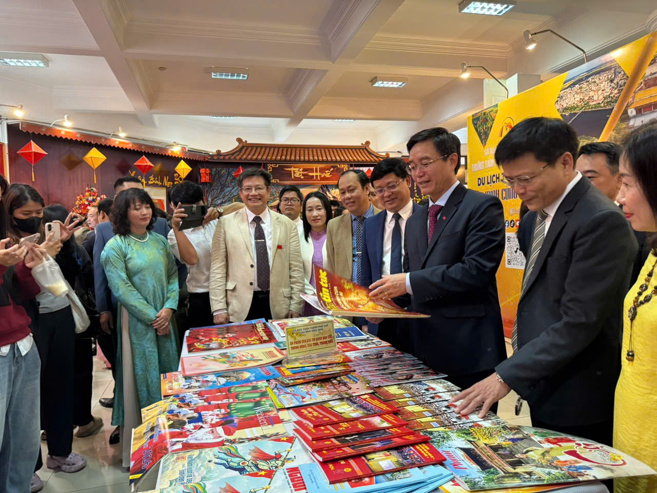 C&aacute;c gian trưng b&agrave;y được chuẩn bị c&ocirc;ng phu, thu h&uacute;t sự quan t&acirc;m của đại biểu v&agrave; bạn đọc.