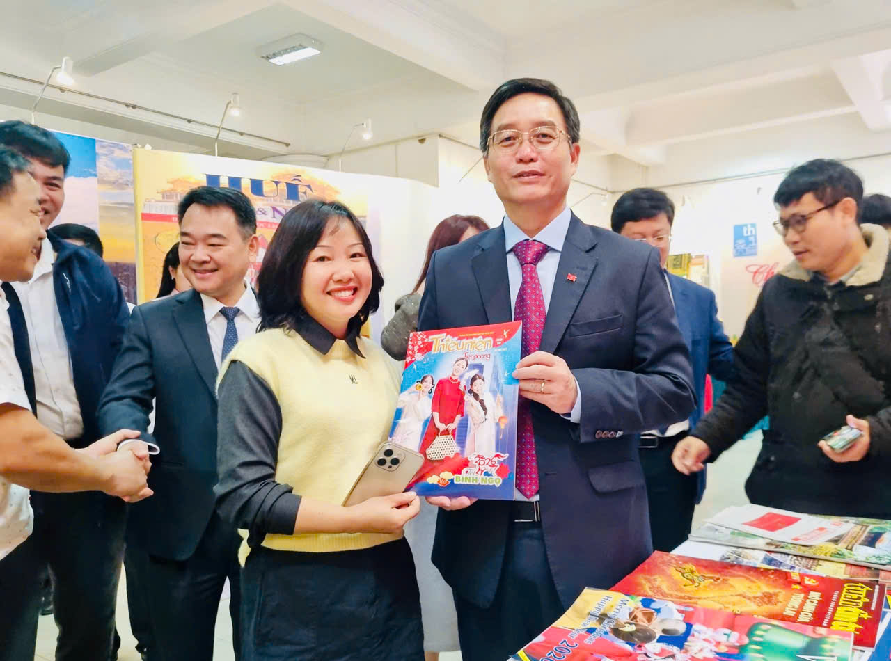 B&aacute;c Nguyễn Đ&igrave;nh Trung, B&iacute; thư Th&agrave;nh ủy Huế tham quan gian trưng b&agrave;y B&aacute;o Thiếu ni&ecirc;n Tiền phong v&agrave; Nhi đồng.