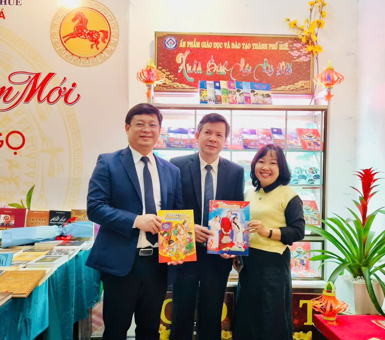 C&aacute;c b&aacute;c l&atilde;nh đạo v&agrave; đại biểu tham quan, t&igrave;m đọc c&aacute;c ấn phẩm b&aacute;o ch&iacute; d&agrave;nh cho thiếu nhi.