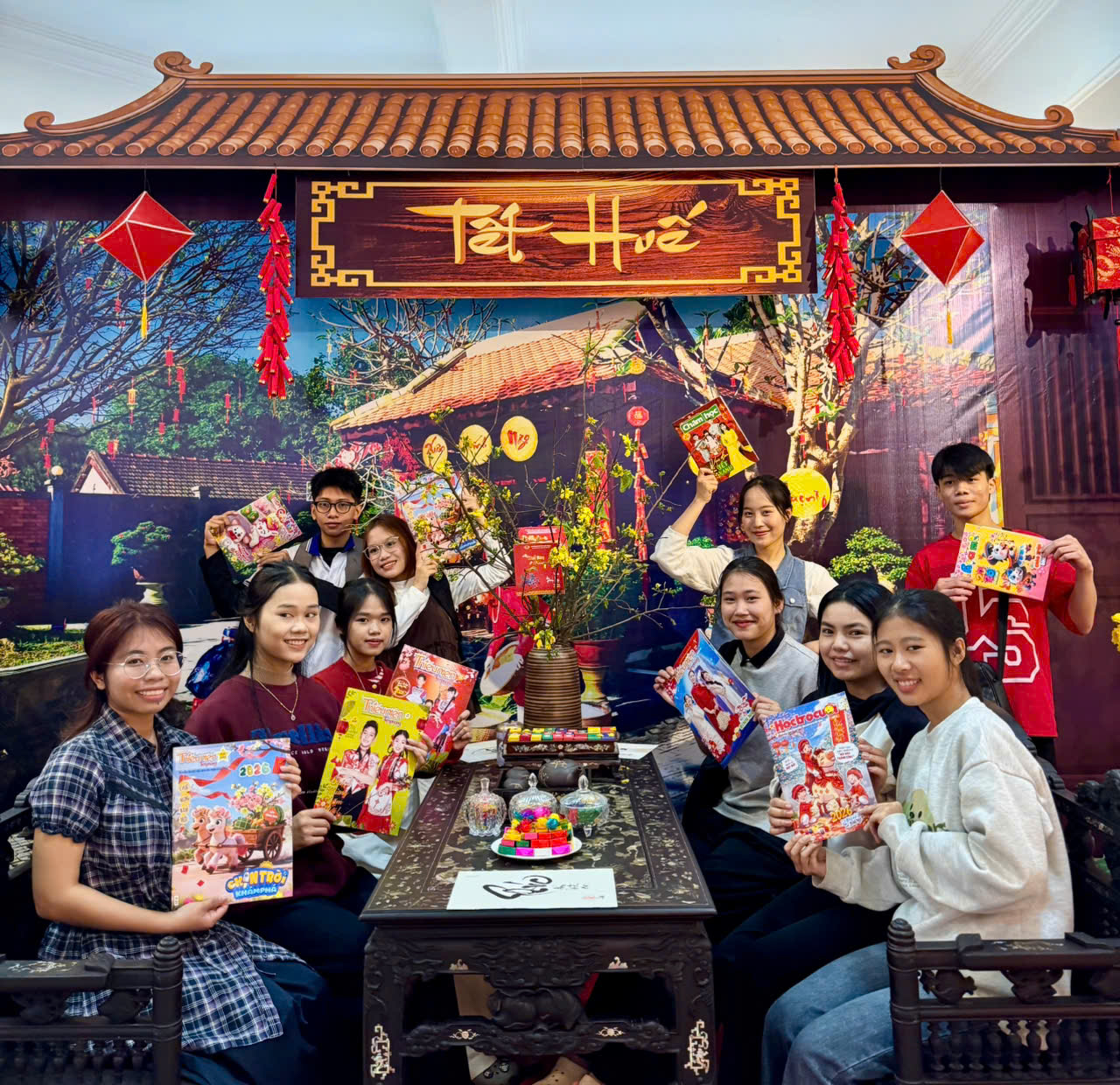 Gian trưng b&agrave;y thu h&uacute;t đ&ocirc;ng đảo bạn trẻ đ&oacute;n đọc b&aacute;o Xu&acirc;n.