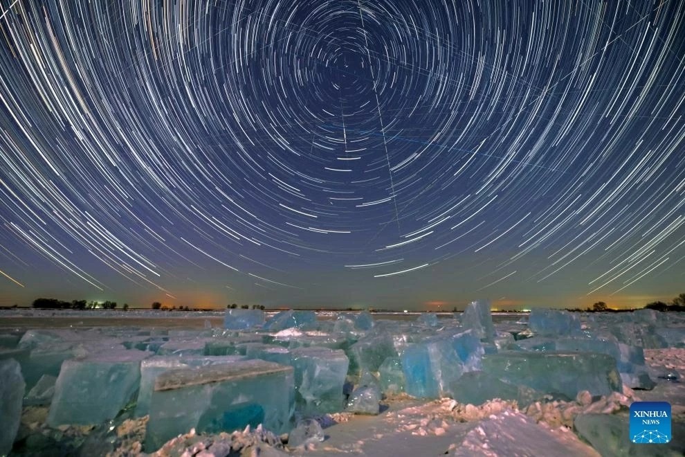 Trong những đ&ecirc;m nhiệt độ xuống s&acirc;u dưới 0&deg;C, bầu trời Hắc Long Giang thường đạt độ trong cao, tạo điều kiện thuận lợi để ghi lại h&igrave;nh ảnh c&aacute;c ch&ograve;m sao m&ugrave;a Đ&ocirc;ng.