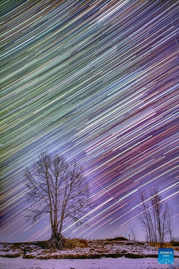 Giữa kh&ocirc;ng gian băng gi&aacute;, bầu trời đ&ecirc;m trở th&agrave;nh &ldquo;bản đồ vũ trụ&rdquo; tự nhi&ecirc;n, kết nối v&ugrave;ng đất Đ&ocirc;ng Bắc Trung Quốc với c&aacute;c chuyển động rộng lớn của thi&ecirc;n h&agrave;.