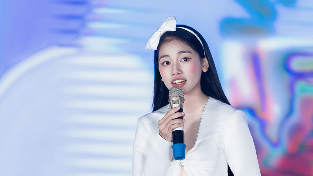 Một giọng n&oacute;i trong trẻo, một tr&aacute;i tim nh&acirc;n &aacute;i v&agrave; th&ocirc;ng điệp đẹp về sự sẻ chia được lan tỏa từ s&acirc;n khấu Gala &ldquo;Sao nh&iacute; Triệu View&rdquo;.