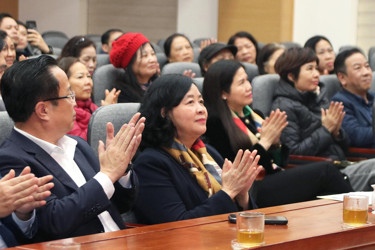 Chủ tịch Ủy ban T.Ư MTTQ Việt Nam B&ugrave;i Thị Minh Ho&agrave;i v&agrave; c&aacute;c đại biểu tham dự Hội nghị.