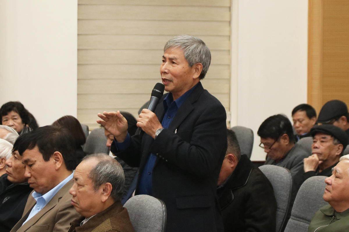 Cử tri n&ecirc;u &yacute; kiến tại Hội nghị.