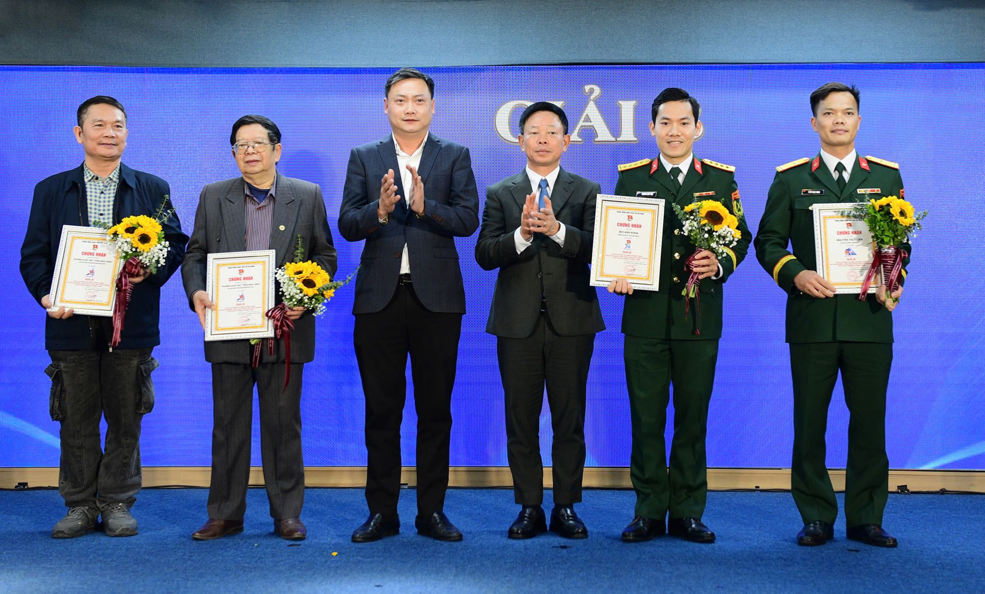 Ban Tổ chức trao giải cho c&aacute;c t&aacute;c giả.