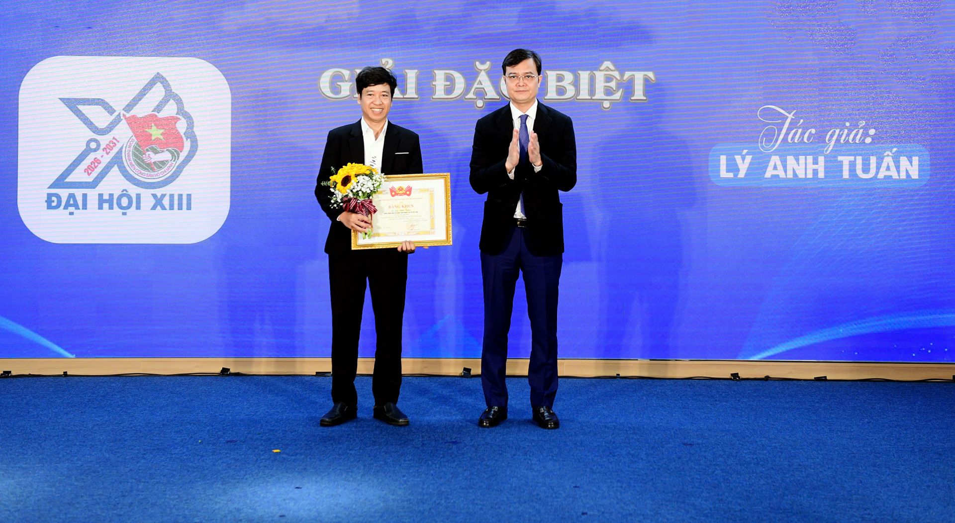 B&iacute; thư thứ nhất T.Ư Đo&agrave;n B&ugrave;i Quang Huy trao giải Đặc biệt của cuộc thi.