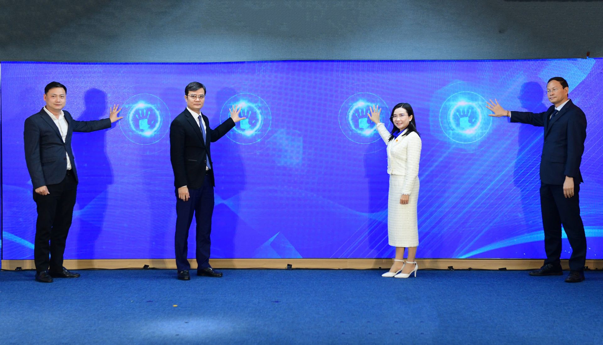 C&aacute;c đại biểu thực hiện nghi thức khởi động cuộc thi