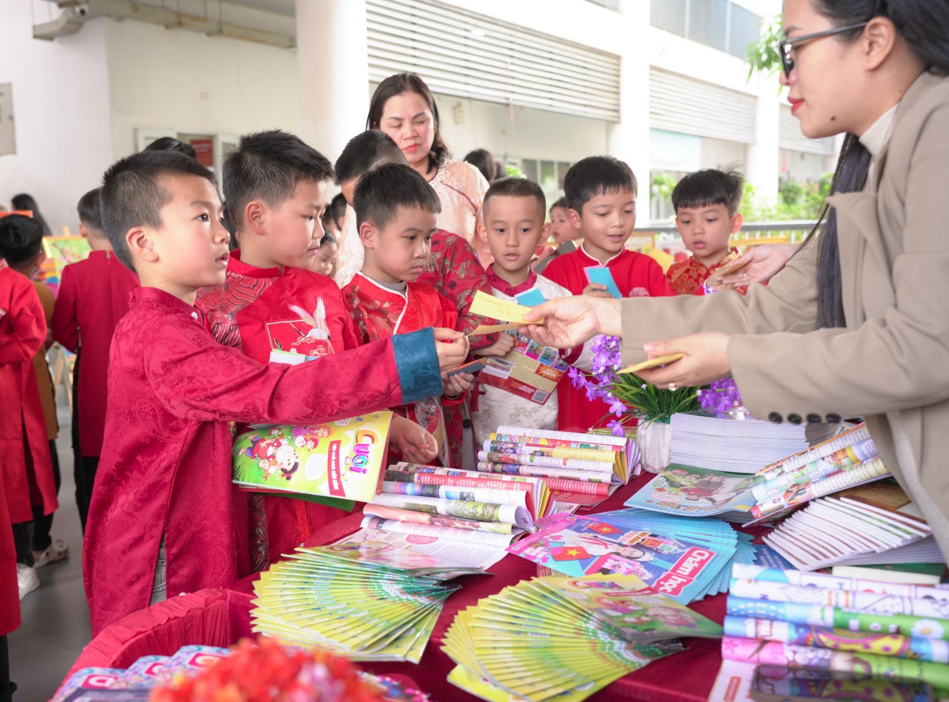 c&aacute;c em học sinh được tự tay lựa chọn những ấn phẩm m&igrave;nh y&ecirc;u th&iacute;ch bằng phiếu mua h&agrave;ng, với hơn 500 đầu b&aacute;o Đội c&aacute;c loại