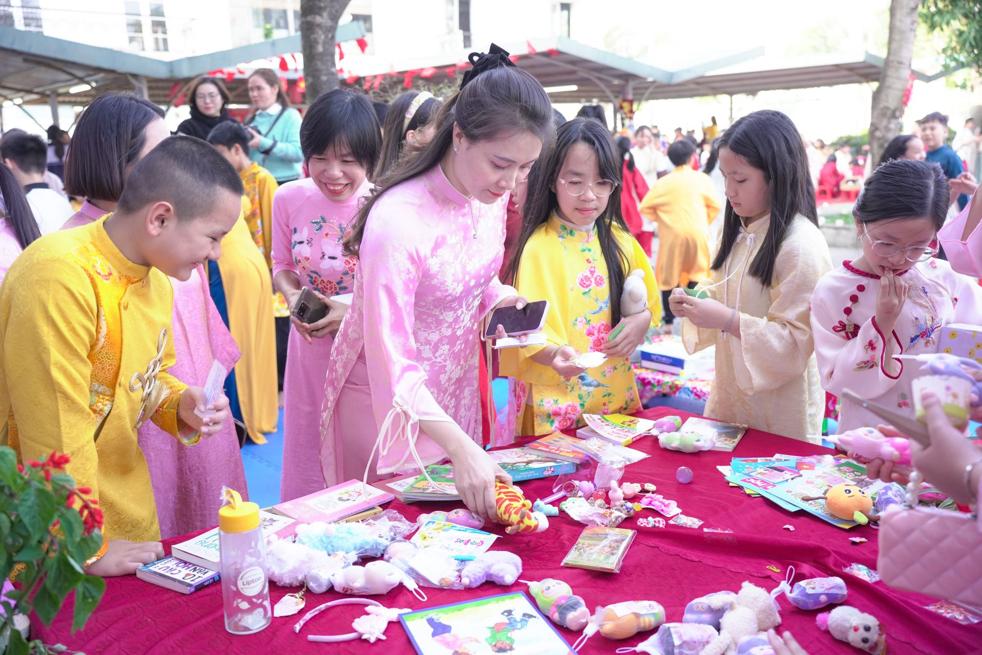 Mỗi bạn học sinh c&oacute; thể được mua được 6 đến 7 mặt hằng bằng tem phiếu 0 đồng