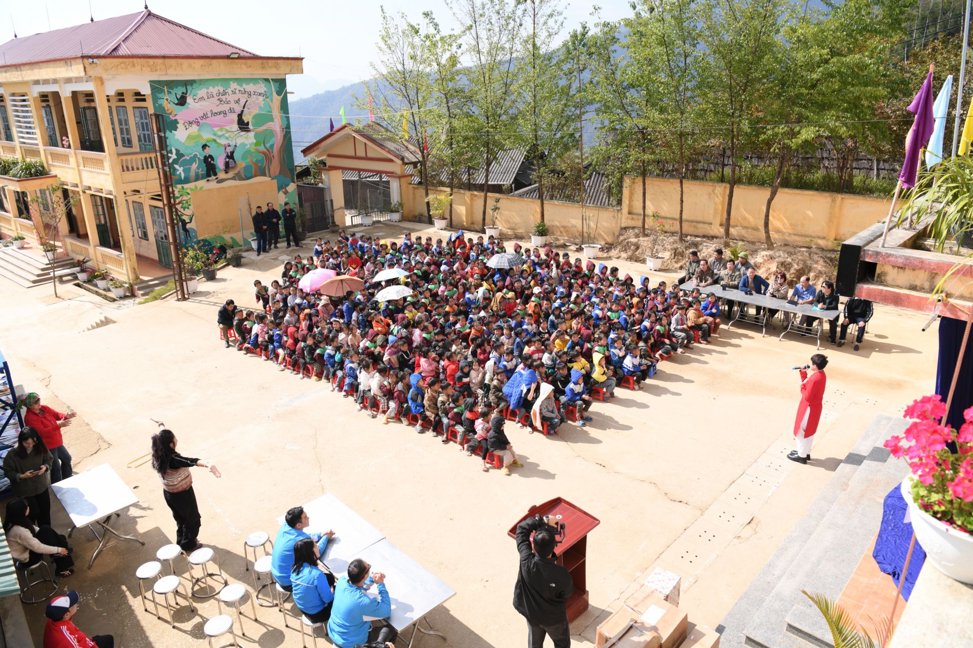 Chương tr&igrave;nh c&oacute; sự tham dự của đ&ocirc;ng đảo thầy c&ocirc; v&agrave; học sinh nh&agrave; trường.