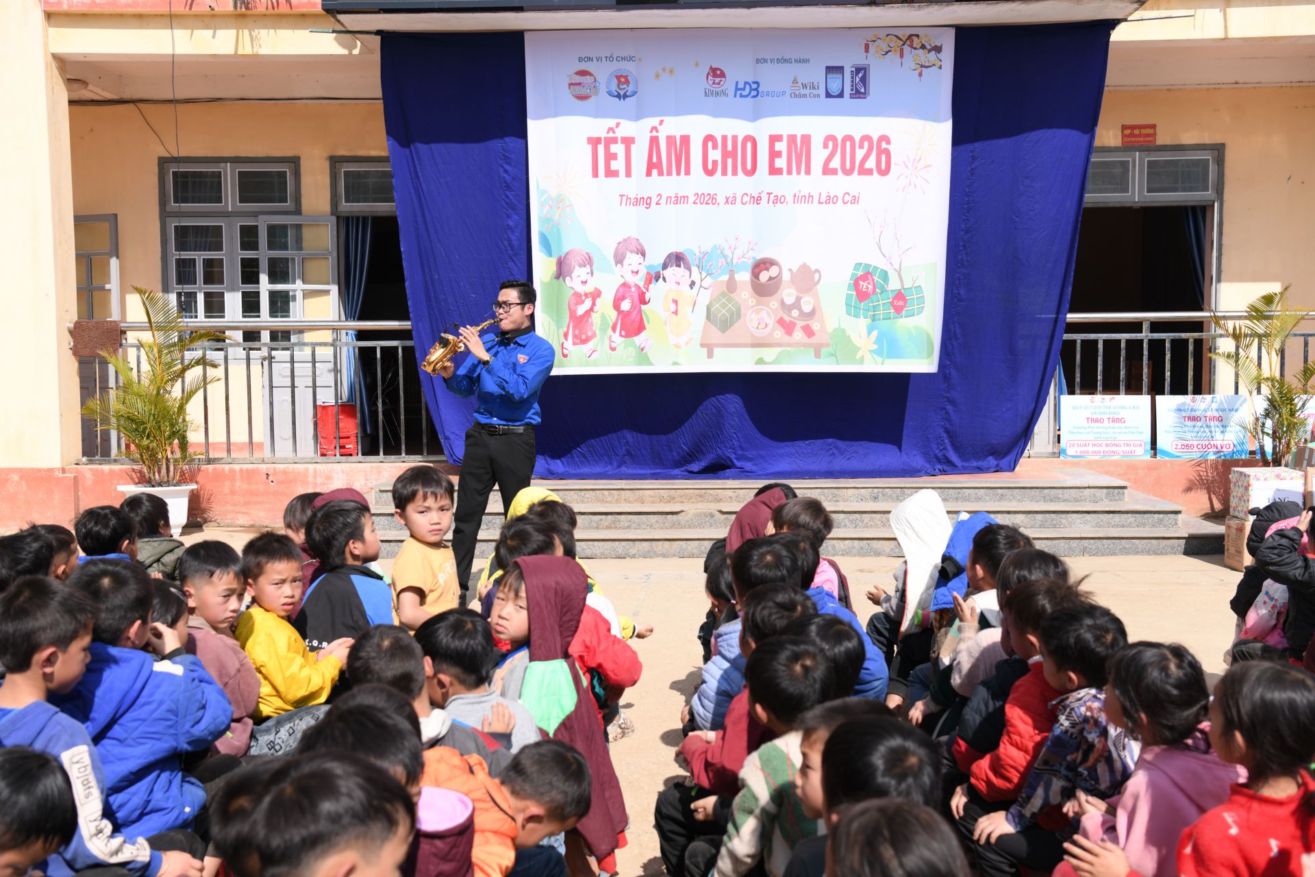 C&aacute;c tiết mục văn nghệ ch&agrave;o mừng chương tr&igrave;nh.