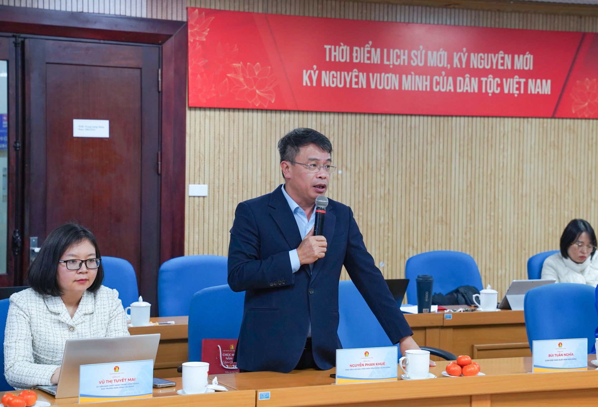 C&aacute;c đại biểu đ&oacute;ng g&oacute;p &yacute; kiến tại Hội nghị.