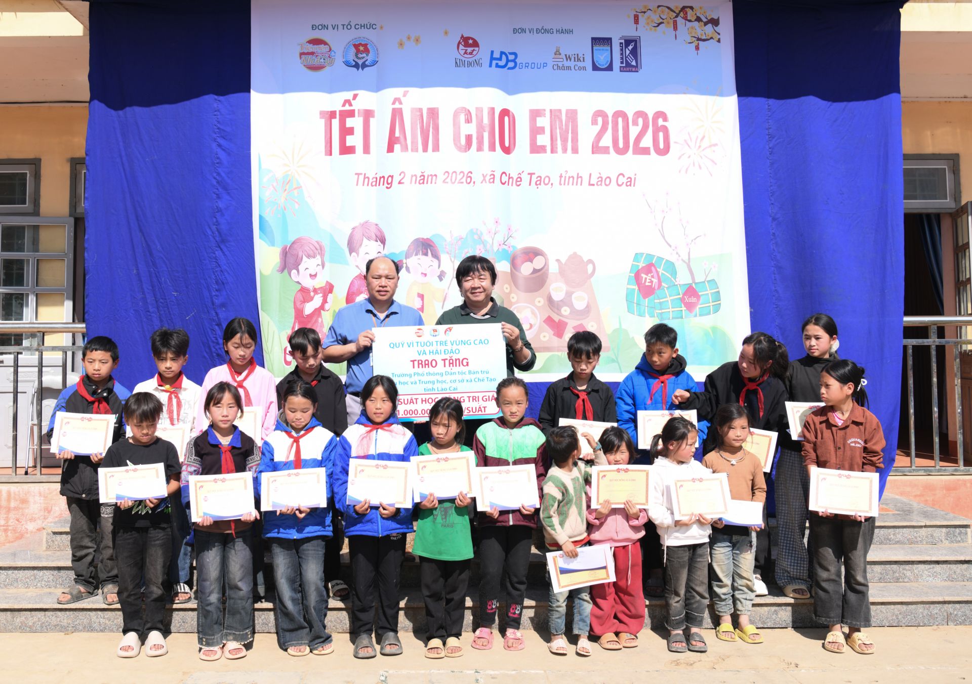 Nh&agrave; b&aacute;o Phan Việt H&ugrave;ng v&agrave; thầy H&agrave; Trần Hồng trao học bổng của Quỹ 