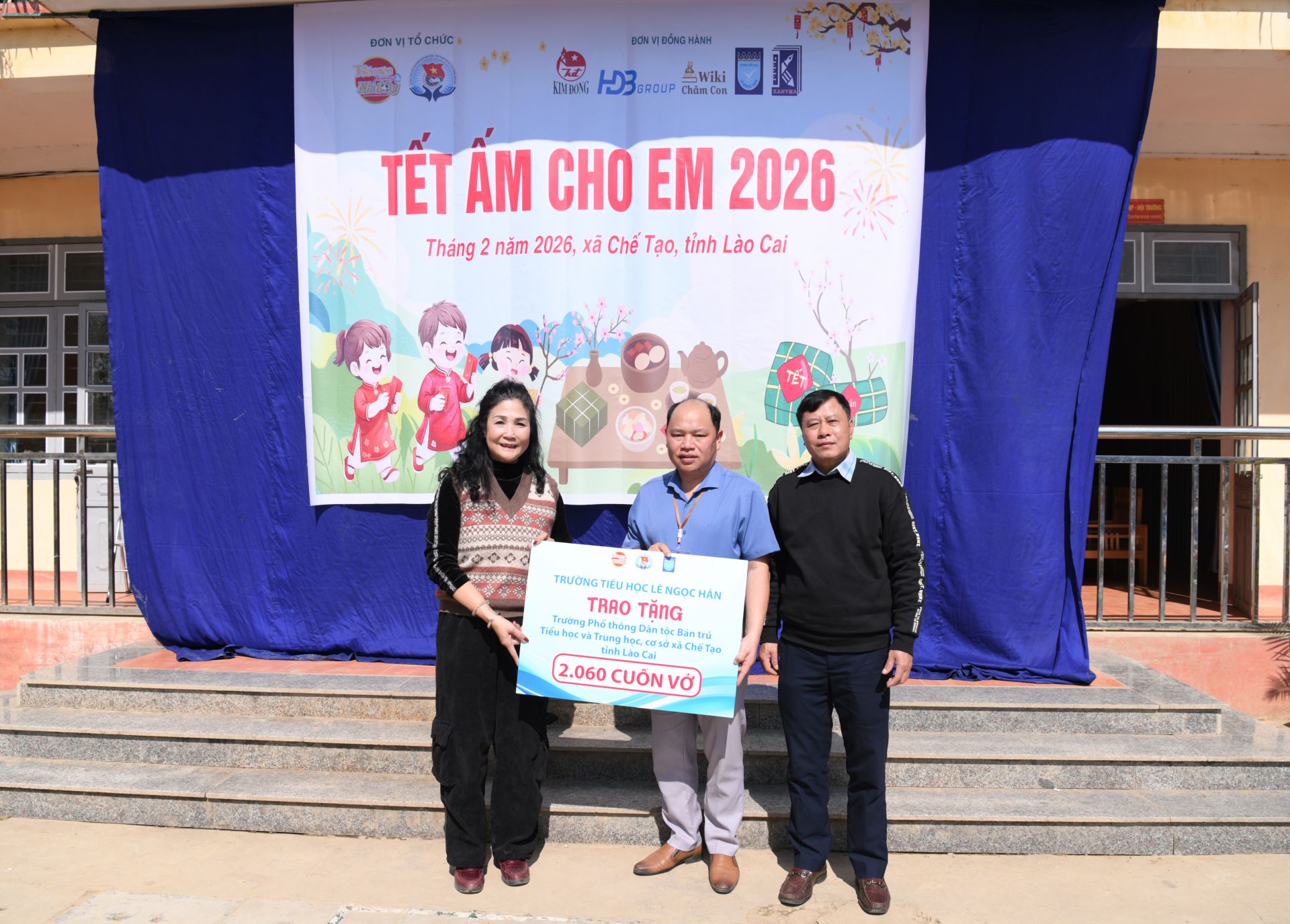 Trường Tiểu học L&ecirc; Ngọc H&acirc;n trao tặng hơn 2.000 cuốn vở cho trường PTDTBT Tiểu học v&agrave; THCS Chế Tạo.