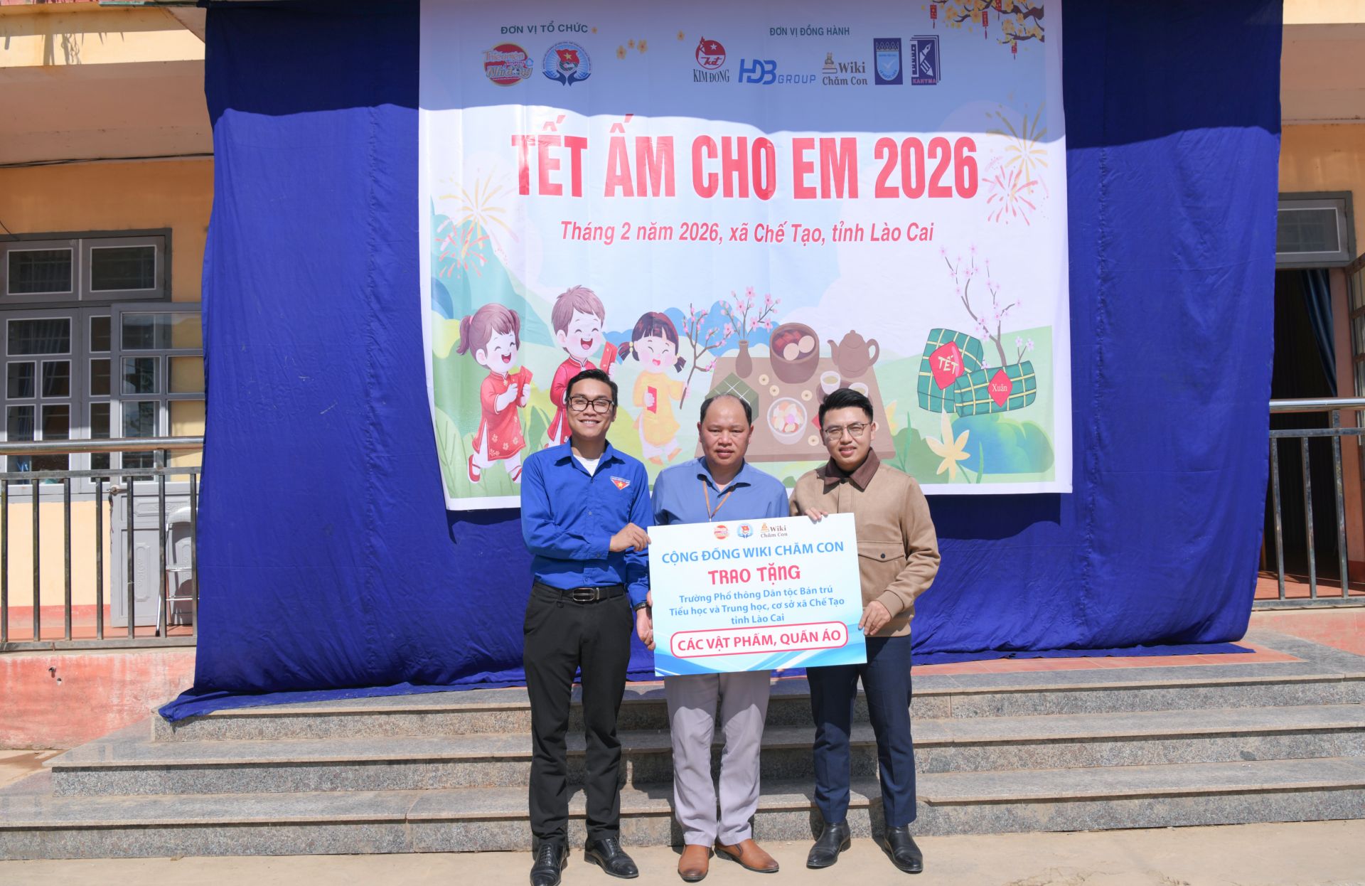 Cộng đồng Wiki Chăm con trao tặng vật phẩm v&agrave; quần &aacute;o cho học sinh nh&agrave; trường.