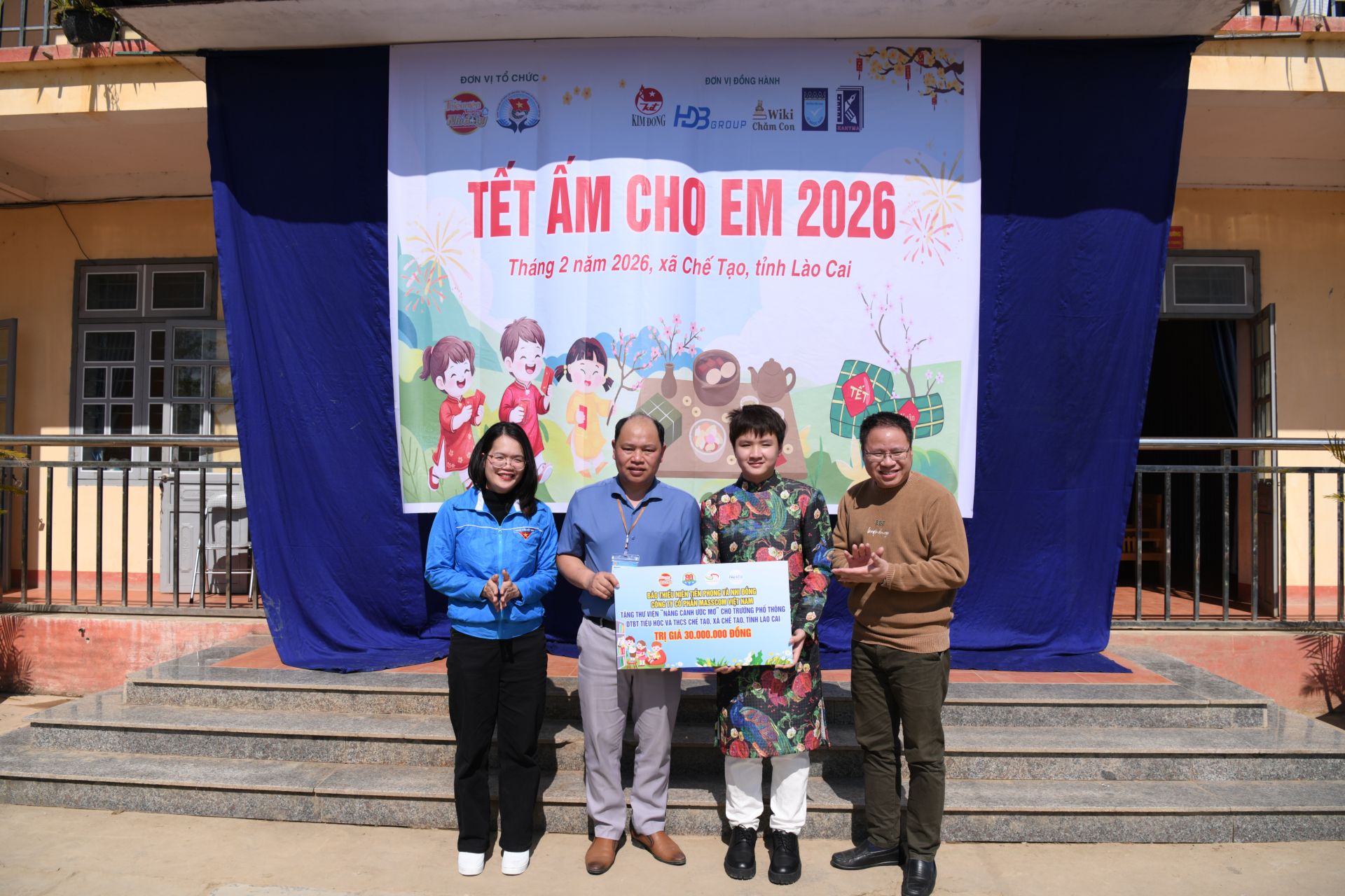 Chủ tịch C&ocirc;ng đo&agrave;n B&aacute;o TNTP&NĐ B&ugrave;i Việt Cường v&agrave; B&iacute; thư Đo&agrave;n Thanh ni&ecirc;n Sở Văn h&oacute;a - Thể thao v&agrave; Du lịch tỉnh L&agrave;o Cai Gi&agrave;ng Thị Hương Giang trao Thư viện 