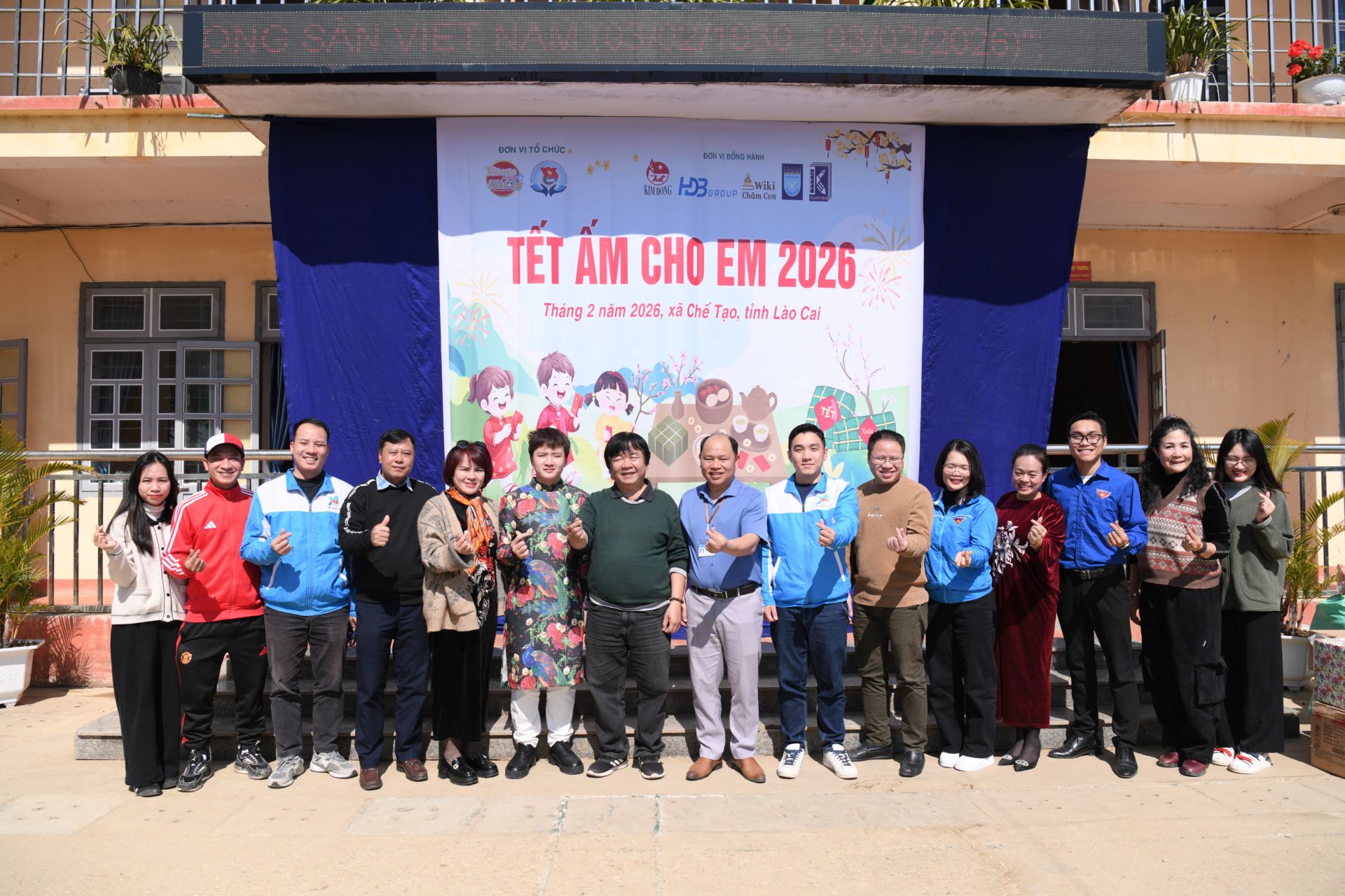 Ban Tổ chức chụp ảnh lưu niệm tại chương tr&igrave;nh.