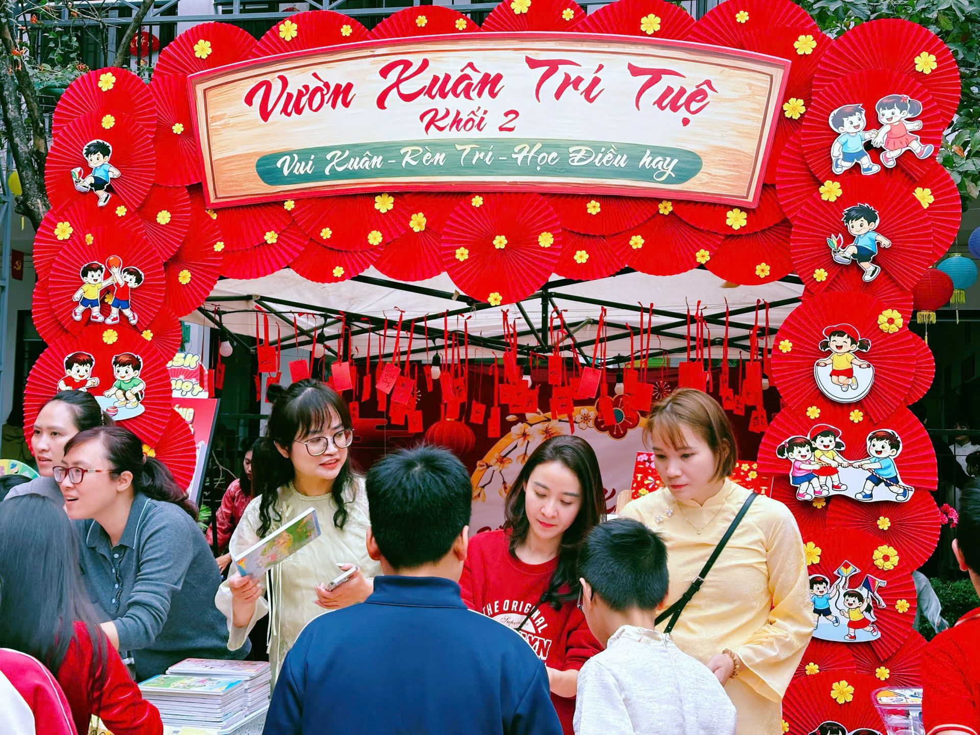 C&aacute;c gian hang được trang tr&iacute; đẹp mắt.