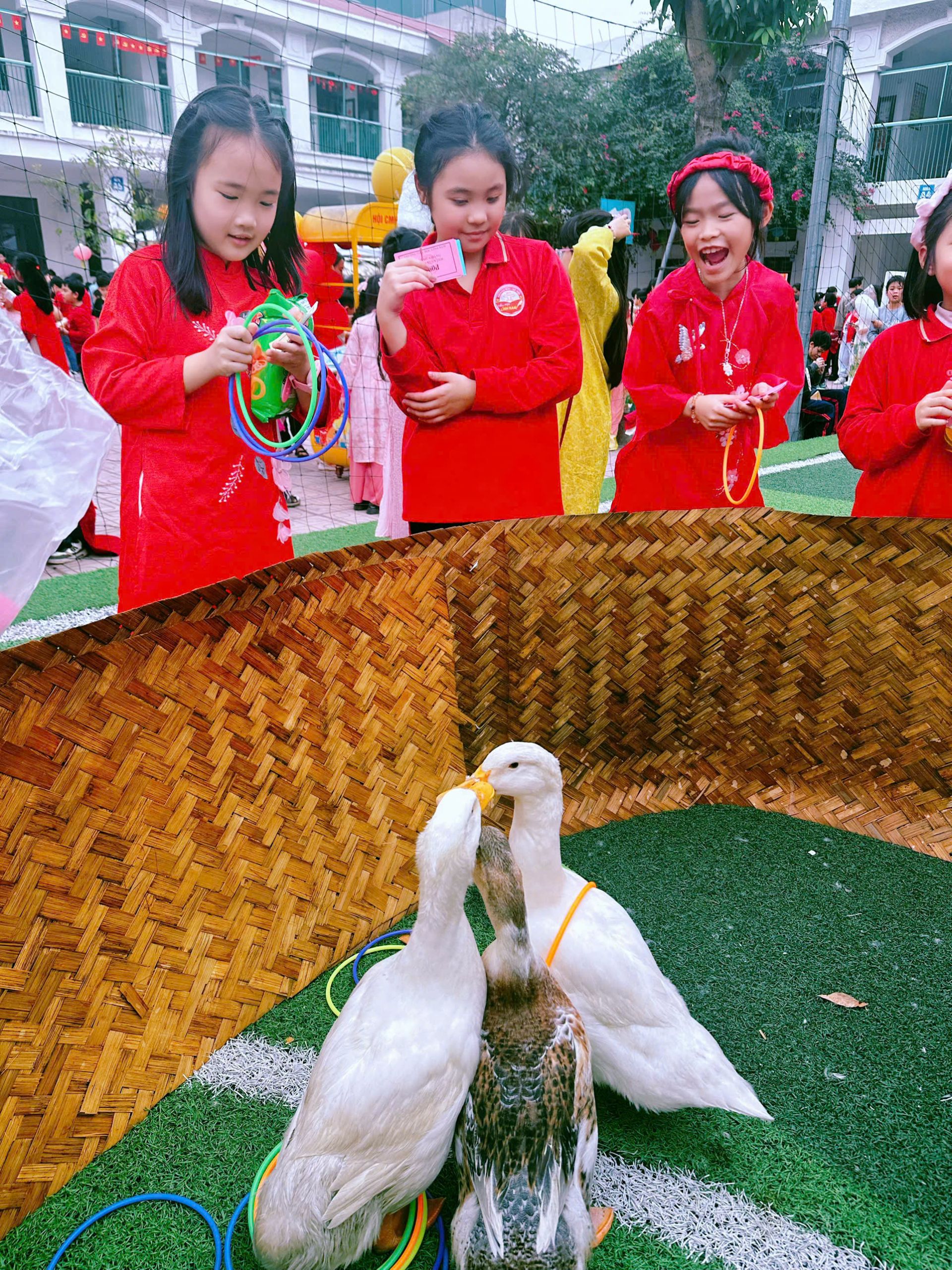 S&acirc;n trường ng&agrave;y xu&acirc;n rộn r&agrave;ng sắc m&agrave;u v&agrave; tiếng cười trong veo.