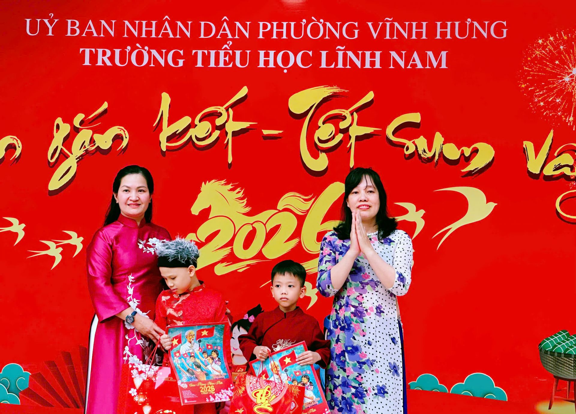 C&ocirc; Chử Thị Hồng Hạnh, Hiệu trưởng trường Tiểu học Lĩnh Nam (b&ecirc;n tr&aacute;i) v&agrave; b&aacute;c Trần Thị V&acirc;n, đại diện cha mẹ học sinh nh&agrave; trường, trao qu&agrave; Tết cho 2 bạn nhỏ c&oacute; ho&agrave;n cảnh đặc biệt.