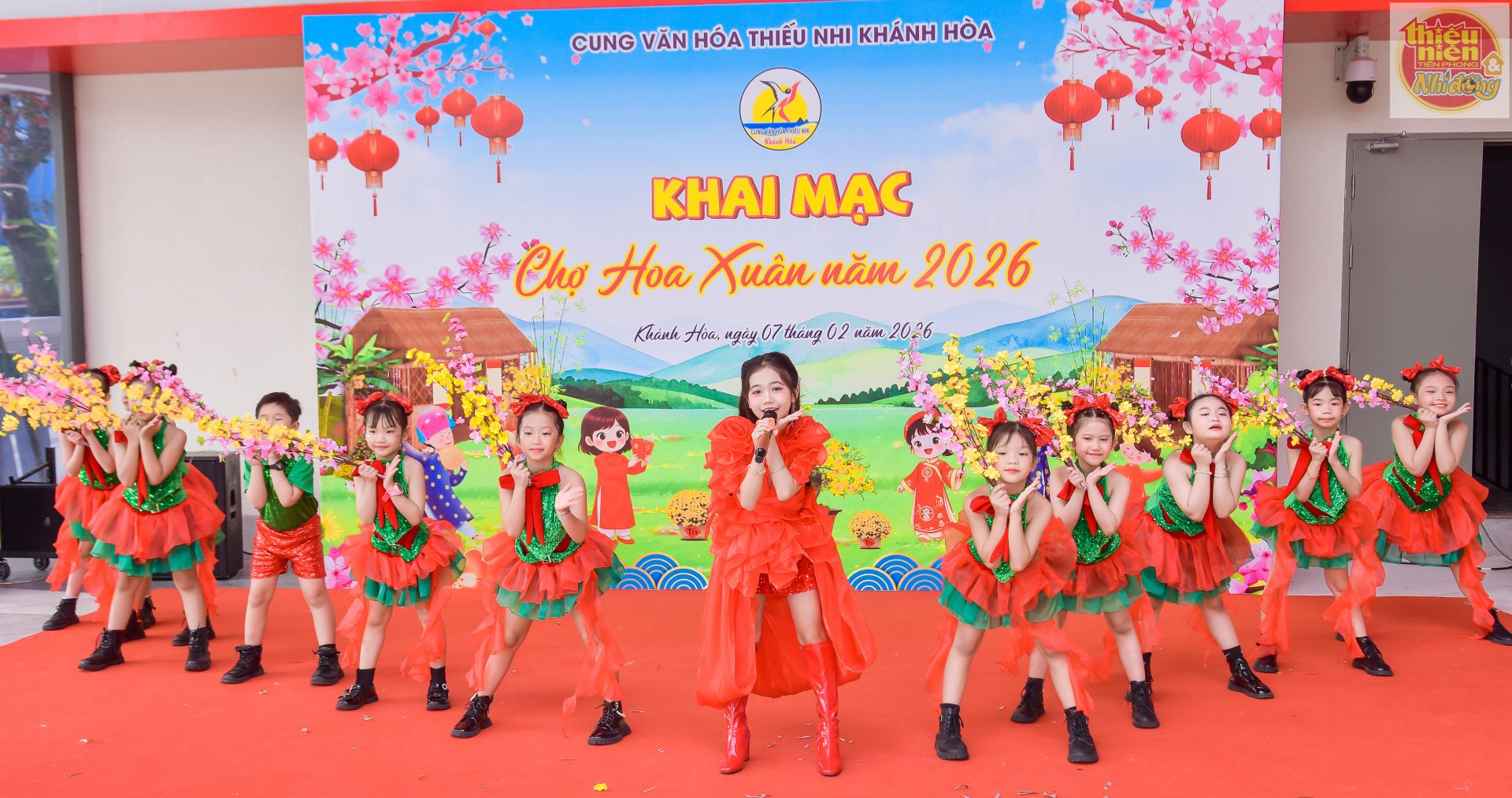 Những tiết mục văn nghệ tưng bừng kh&ocirc;ng kh&iacute; m&ugrave;a xu&acirc;n.