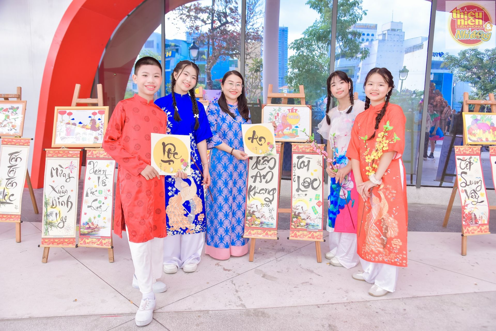 Ng&agrave;y hội kh&ocirc;ng thể thiếu phong tục truyền thống xin chữ đầu năm.