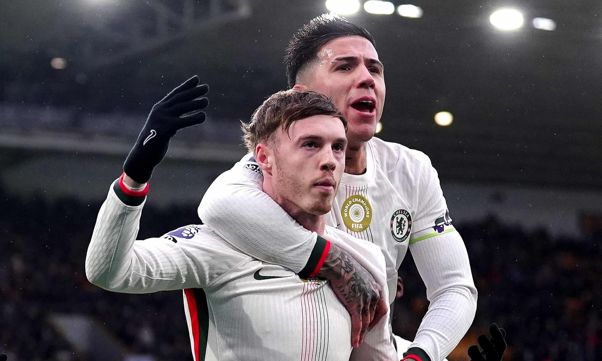 Cole Palmer (tr&aacute;i) ăn mừng b&agrave;n thắng mở tỷ số cho Chelsea.