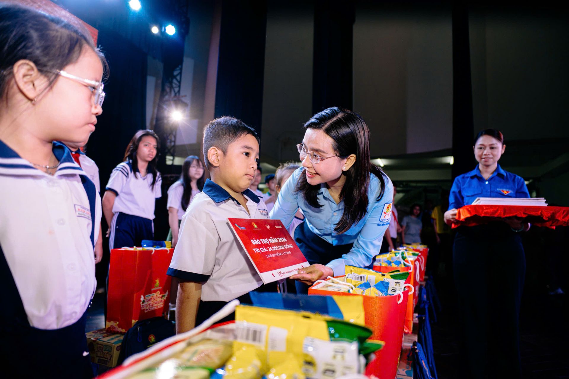 Chị Nguyễn Phạm Duy Trang trao qu&agrave; cho c&aacute;c bạn thiếu nhi.