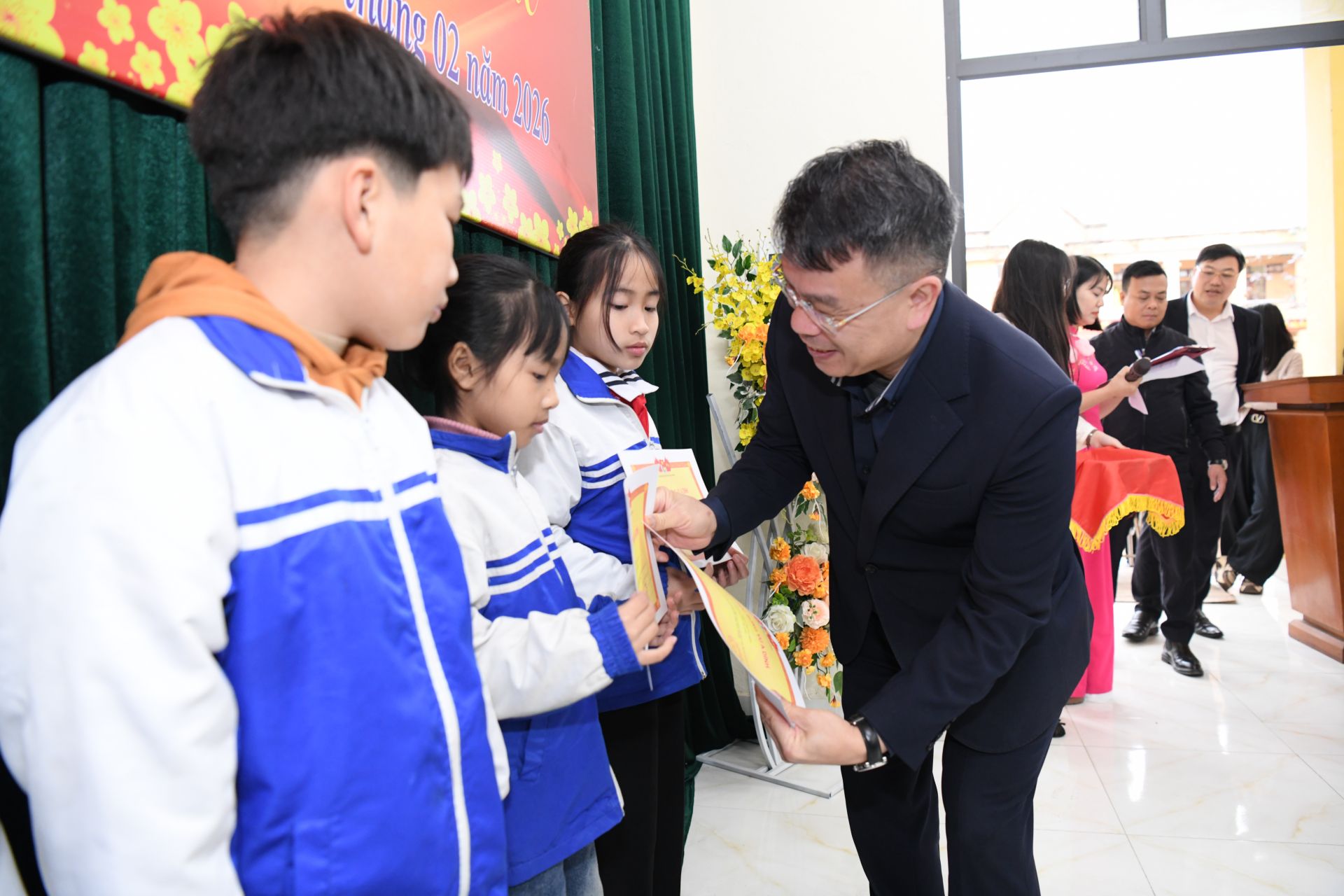 B&iacute; thư Đảng ủy phường Minh Xu&acirc;n Đỗ H&ugrave;ng Đức v&agrave; Tổng Bi&ecirc;n tập B&aacute;o TNTP&NĐ Nguyễn Phan Khu&ecirc; trao học bổng cho c&aacute;c em học sinh.