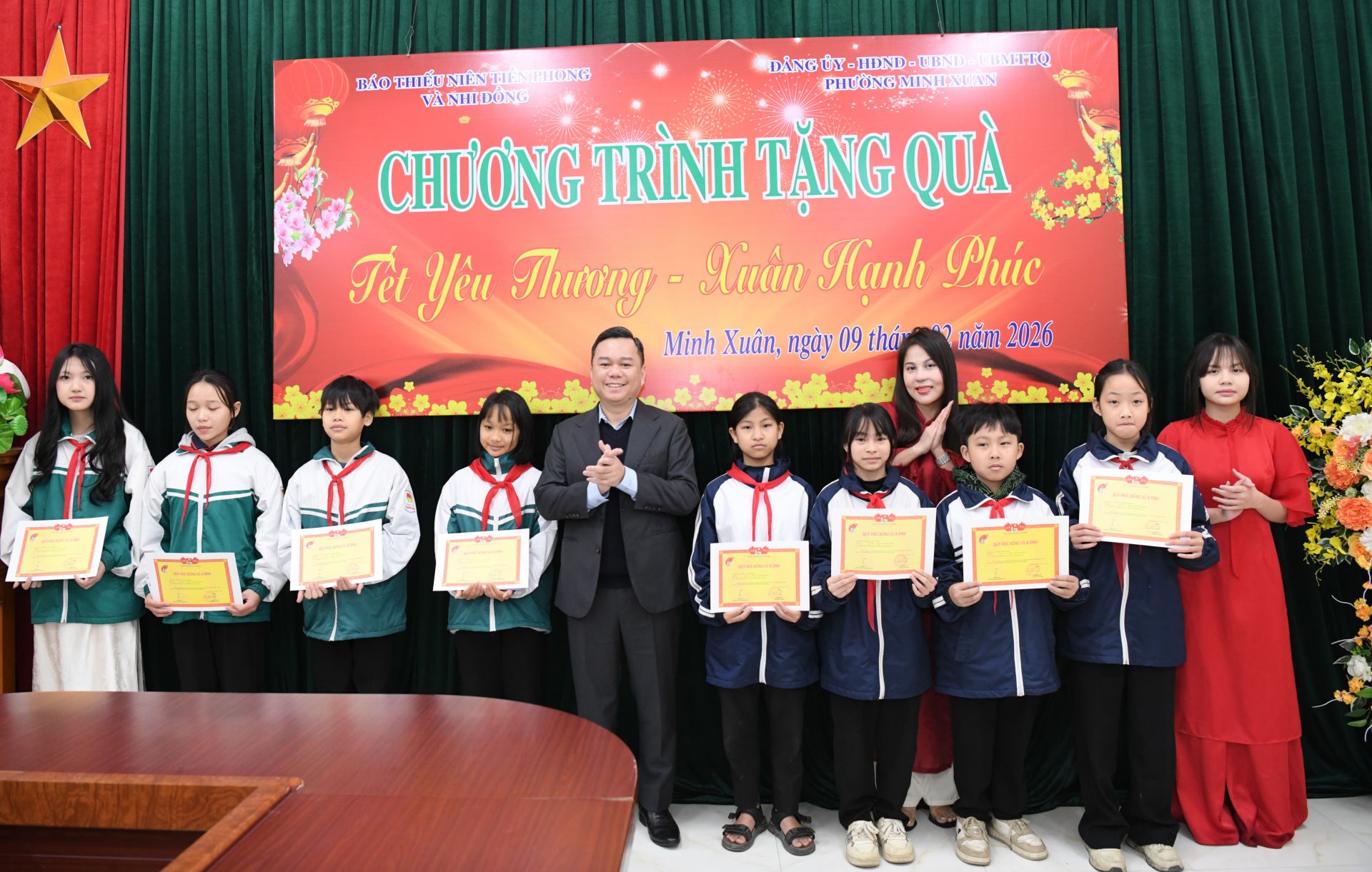 Những phần học bổng &yacute; nghĩa d&agrave;nh cho c&aacute;c bạn học sinh trường THCS Trung M&ocirc;n v&agrave; trường Tiểu học Trung M&ocirc;n.