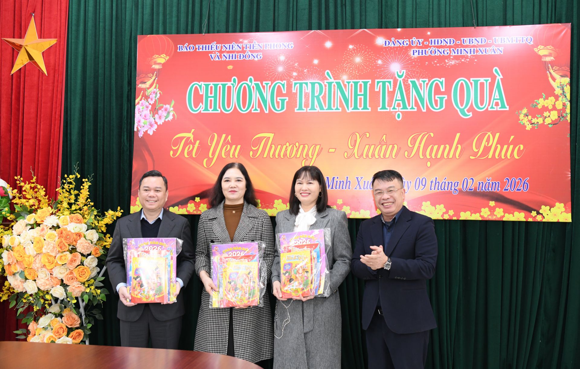 Nh&agrave; văn, Nh&agrave; b&aacute;o Nguyễn Phan Khu&ecirc; tặng những ấn phẩm của B&aacute;o TNTP&NĐ đến &ocirc;ng Đỗ H&ugrave;ng Đức v&agrave; c&aacute;c nh&agrave; trường.