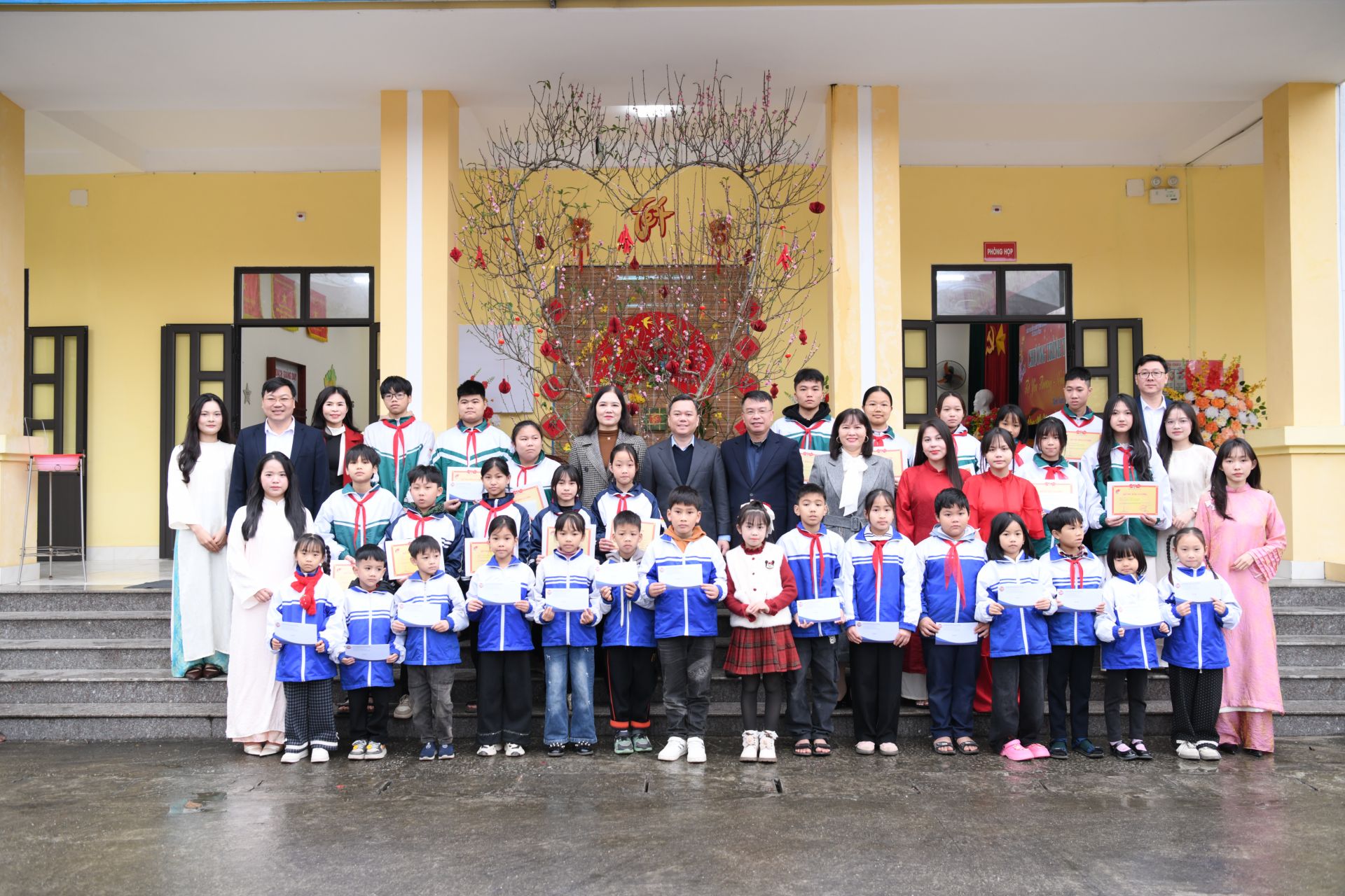 C&aacute;c đại biểu chụp ảnh lưu niệm c&ugrave;ng c&ocirc; v&agrave; tr&ograve; trường THCS Trung M&ocirc;n, trường Tiểu học Trung M&ocirc;n.