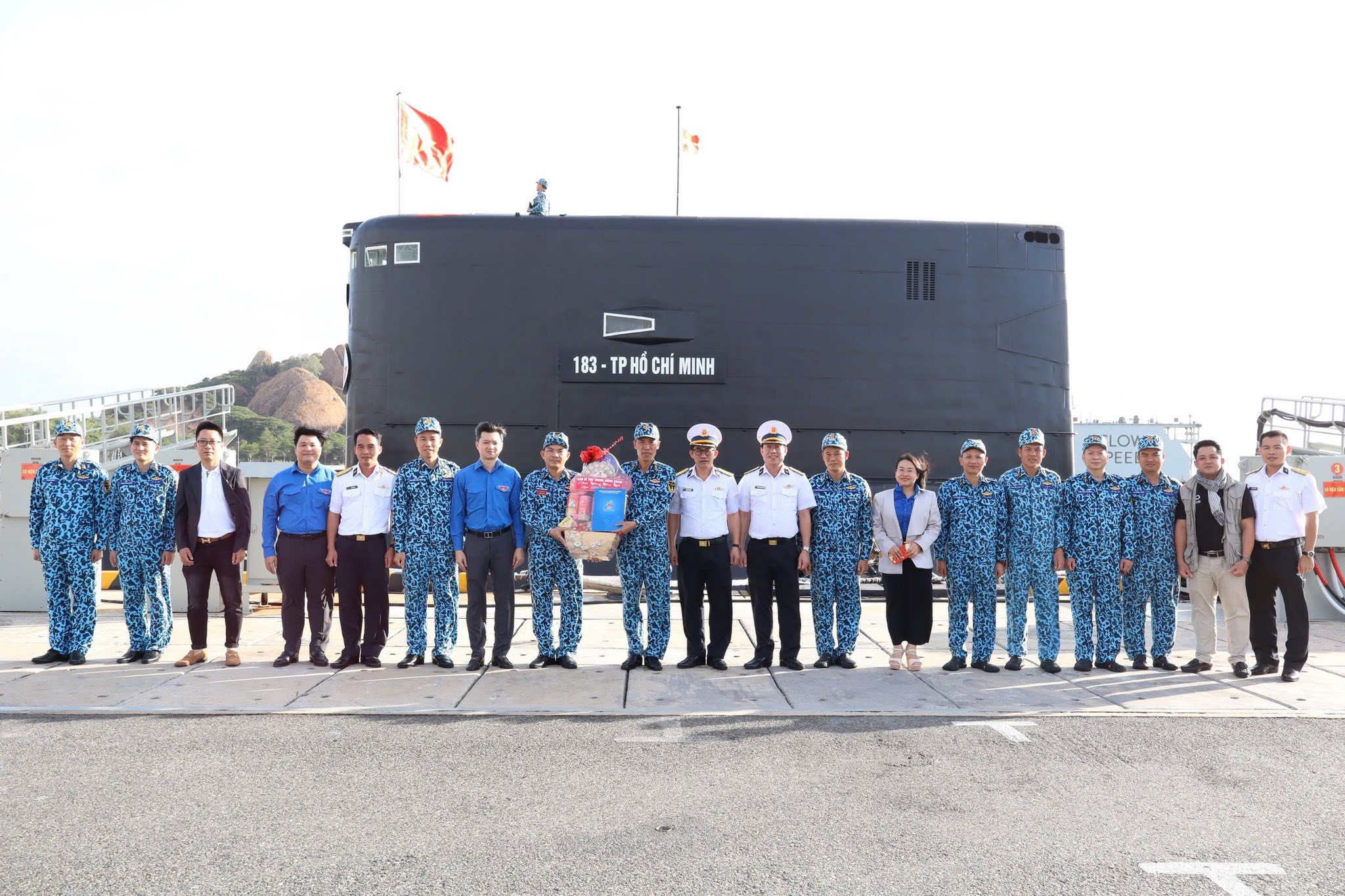 Anh Nguyễn Minh Triết tặng qu&agrave; cho c&aacute;n bộ, chiến sĩ đang trực tại Lữ đo&agrave;n t&agrave;u ngầm 189.