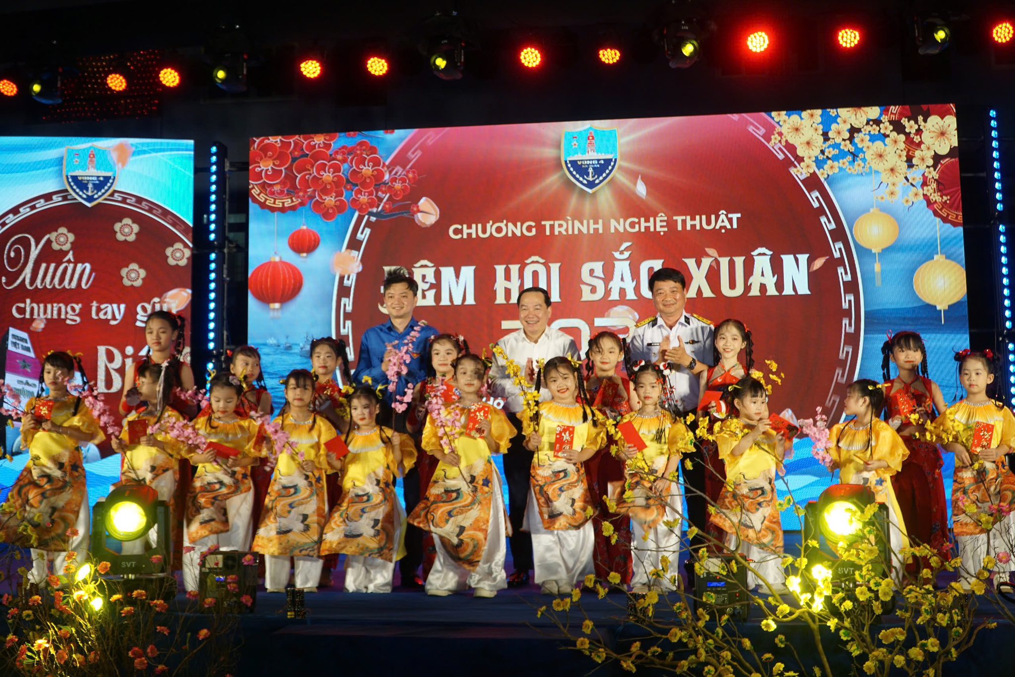 Anh Nguyễn Minh Triết c&ugrave;ng l&atilde;nh đạo tỉnh Kh&aacute;nh H&ograve;a, V&ugrave;ng 4 Hải qu&acirc;n chụp ảnh lưu niệm với c&aacute;c ch&aacute;u thiếu nhi.