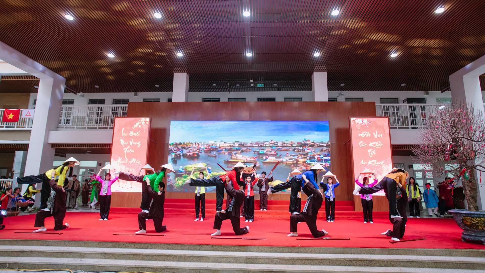 C&aacute;c bạn học sinh đ&atilde; c&oacute; sự t&igrave;m hiểu kỹ lưỡng về văn ho&aacute; của từng v&ugrave;ng miền để chuẩn bị tiết mục văn nghệ dự thi.