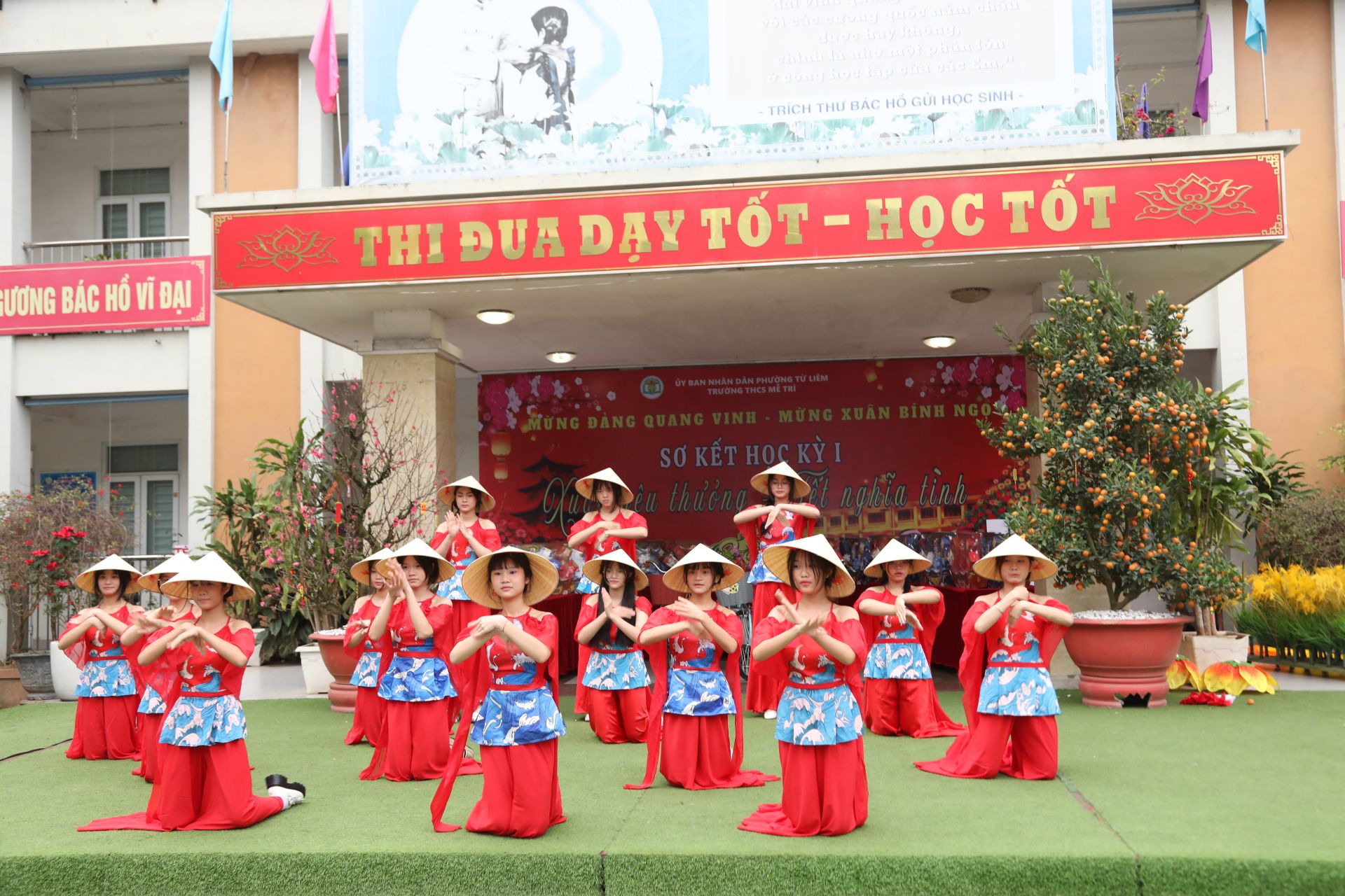 Tiết mục văn nghệ ch&agrave;o mừng mang đậm kh&ocirc;ng kh&iacute; ng&agrave;y Tết.