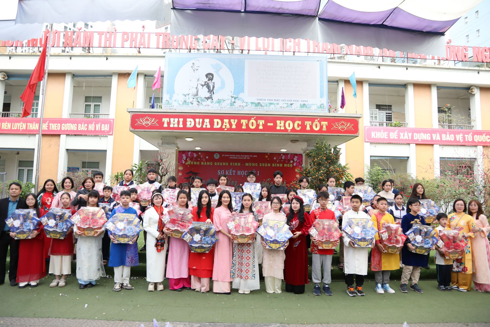 Nh&agrave; trường trao qu&agrave; ng&agrave;y Tết cho c&aacute;c bạn học sinh.